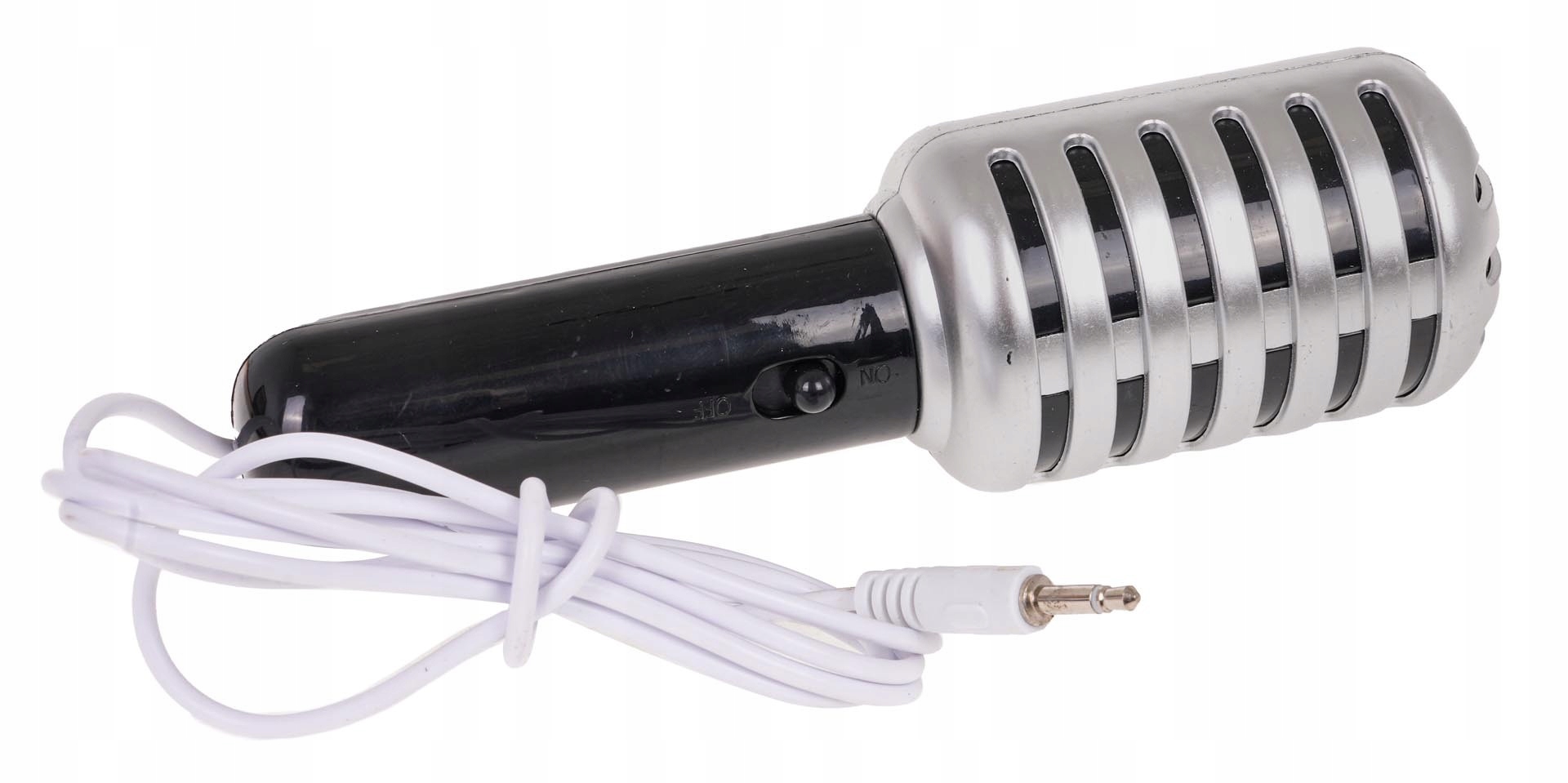 Zestaw zawiera mikrofon i kabel do ładowania