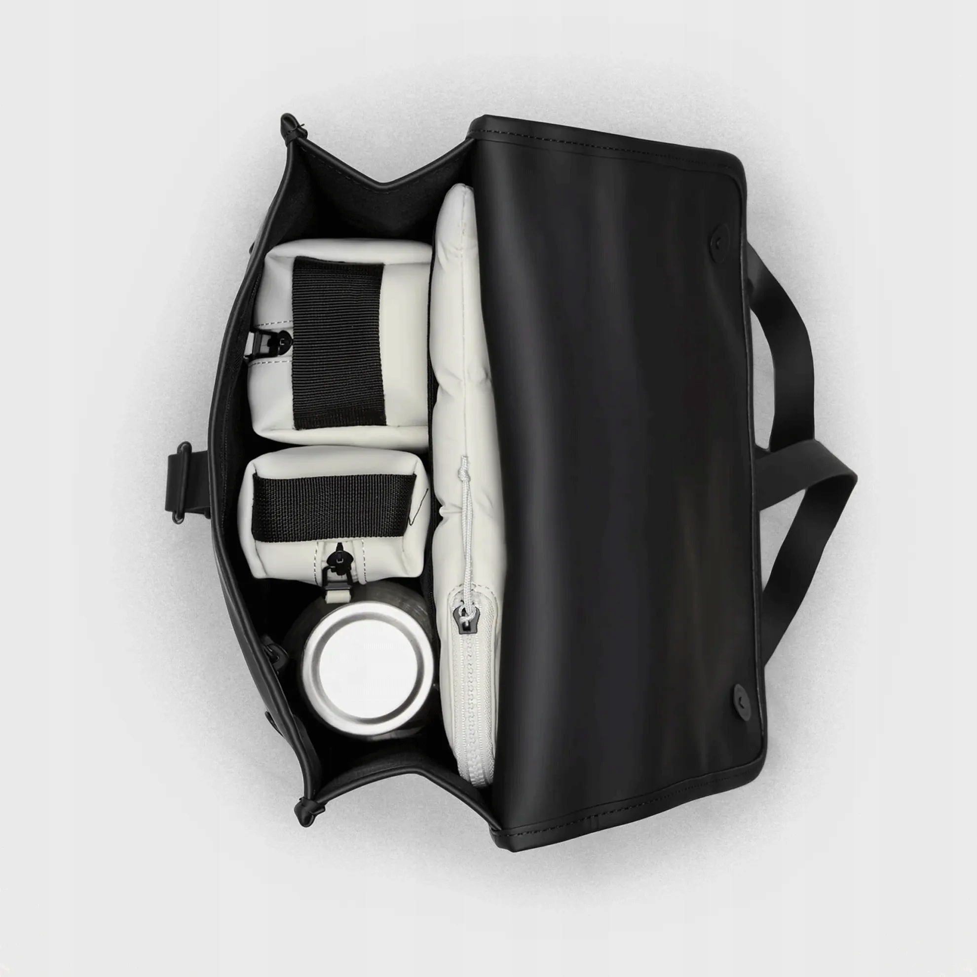 Praktyczne rozwiązania – Wewnętrzna kieszeń na laptopa i regulowane szelki