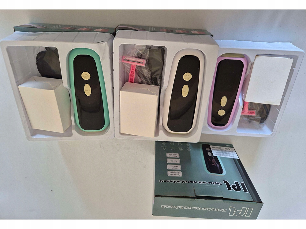 Zestaw zawiera wszystko, co potrzebne – depilator, maszynkę do golenia i okulary ochronne