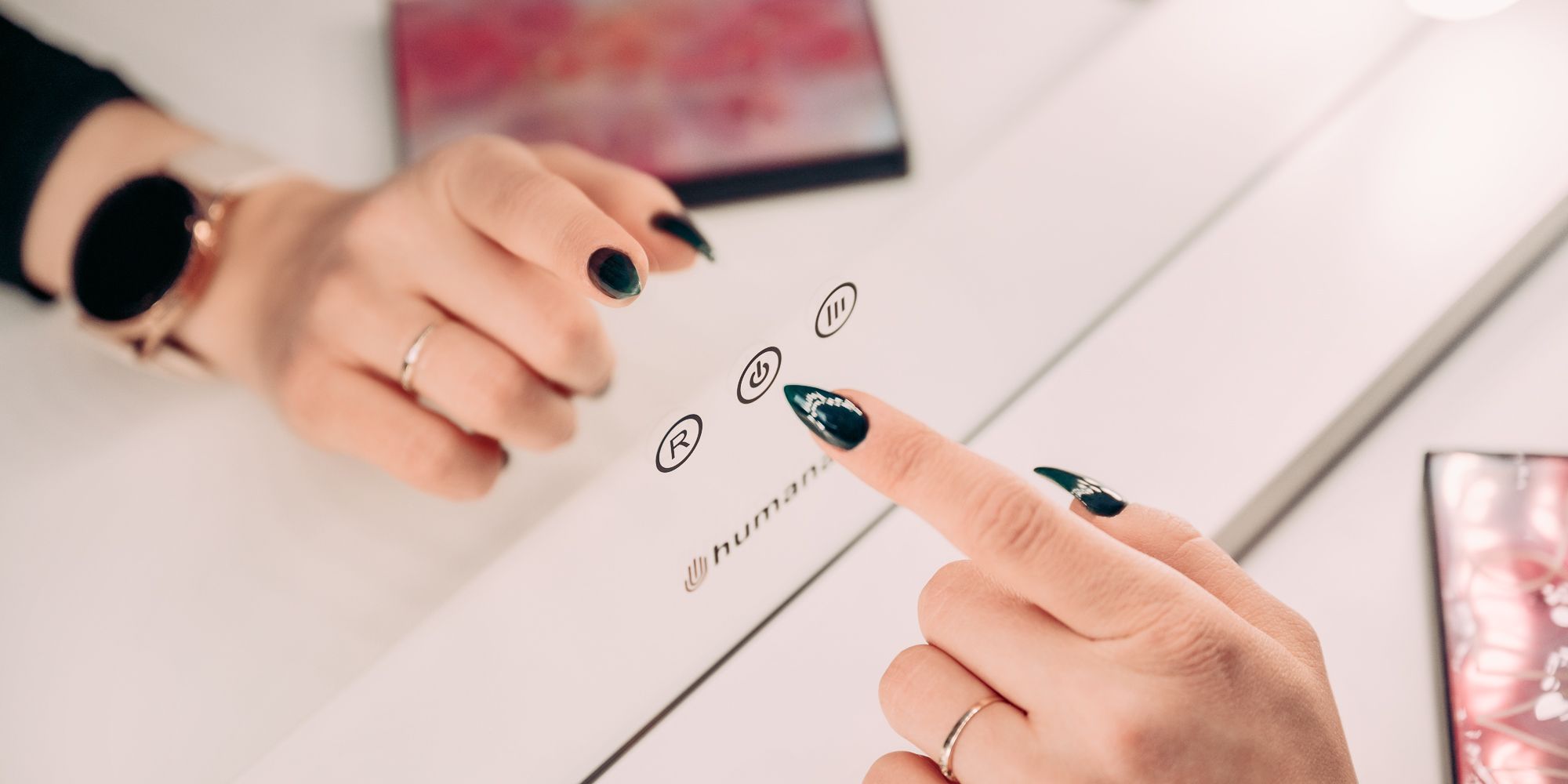 width=100% Młoda kobieta robi makijaż przed lustrem z oświetleniem LED