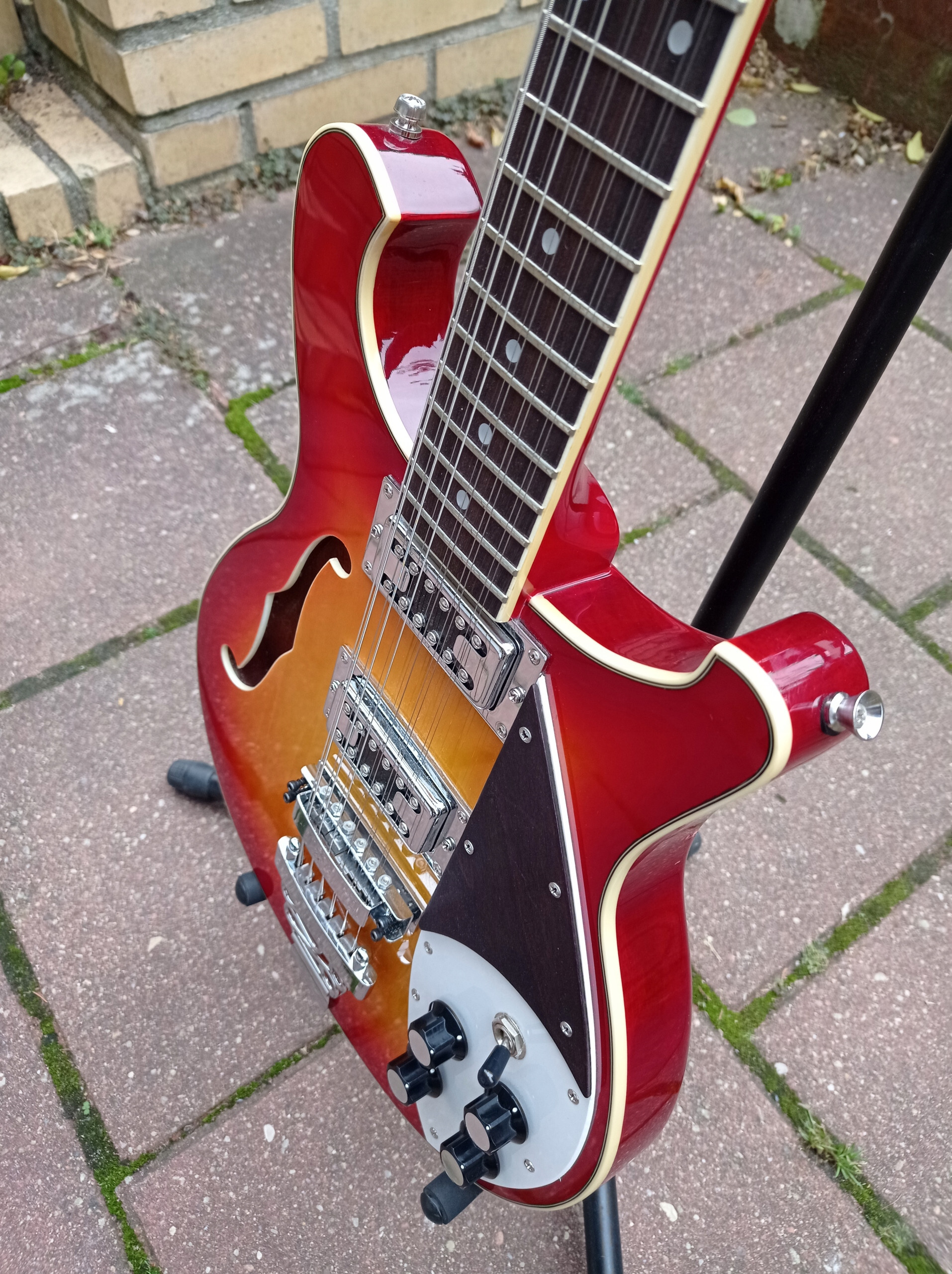 Klasyczny design w kolorze Cherry Sunburst