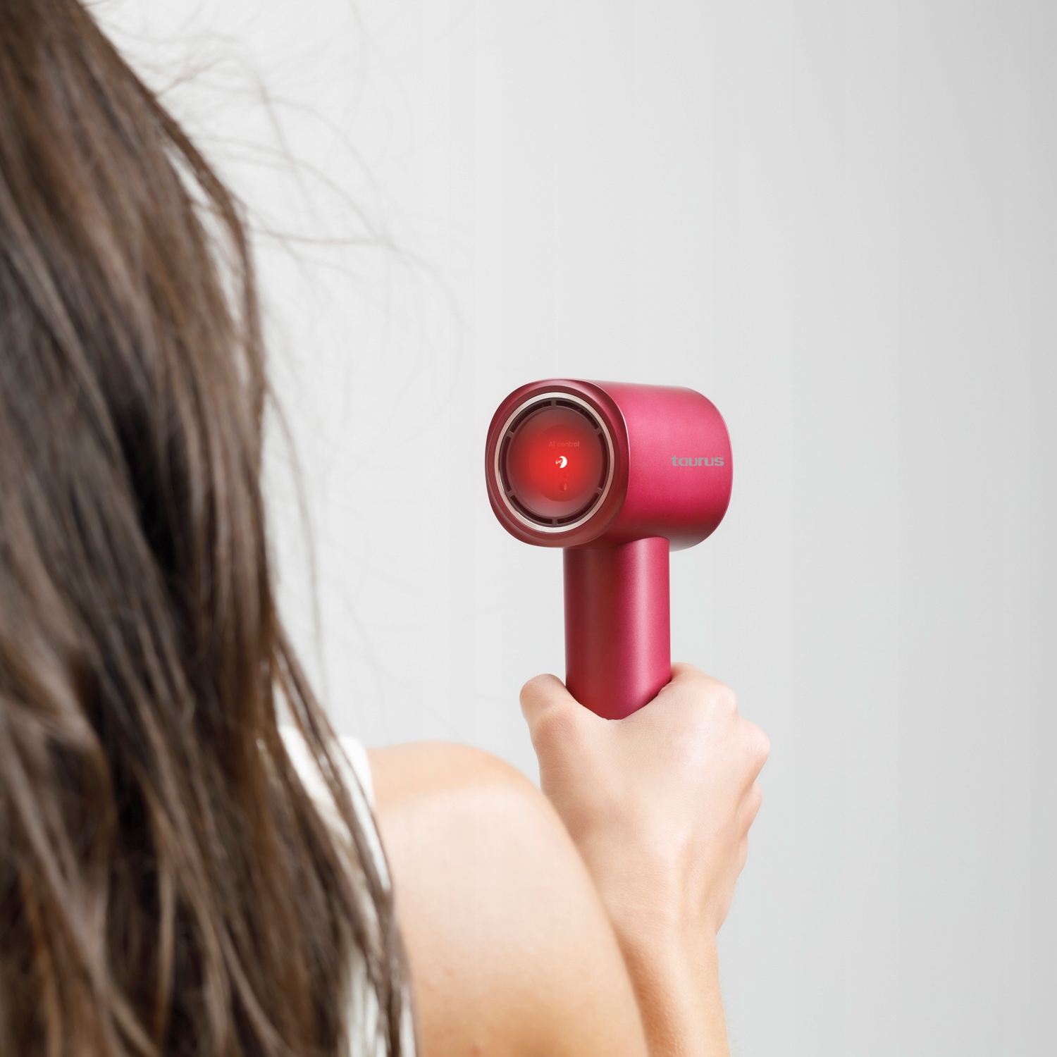 Suszarka z jonizacją i technologią AI Taurus Digital Force AI – Innowacyjne suszenie włosów