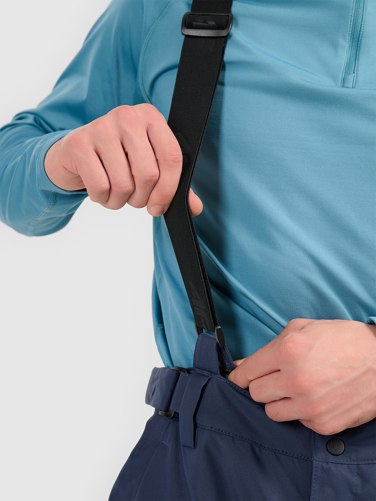 Regulowane szelki i zapinany pas dla idealnego dopasowania