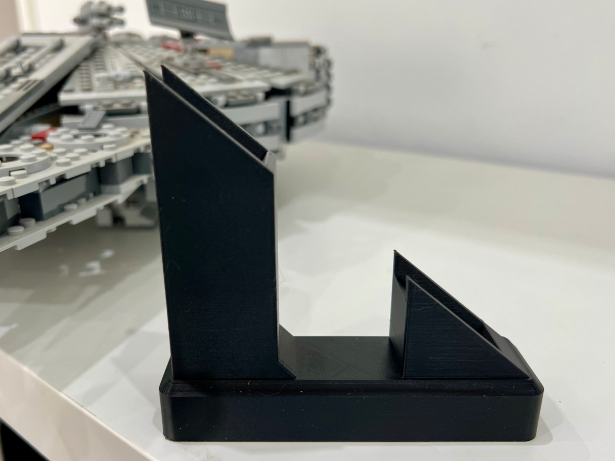 Dlaczego warto mieć podstawkę do LEGO Star Wars 75105?