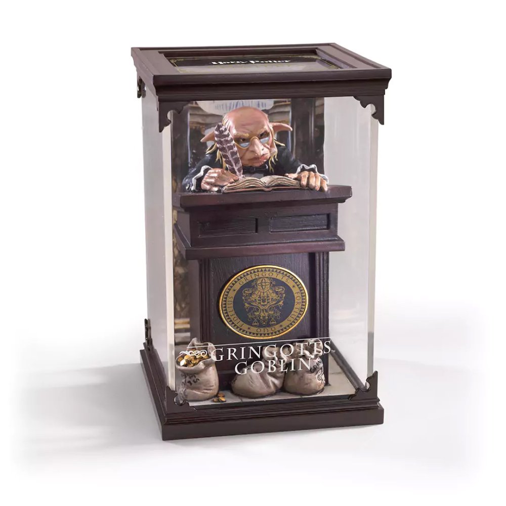 Wymiary figurki – 18 cm wysokości i 11 cm szerokości