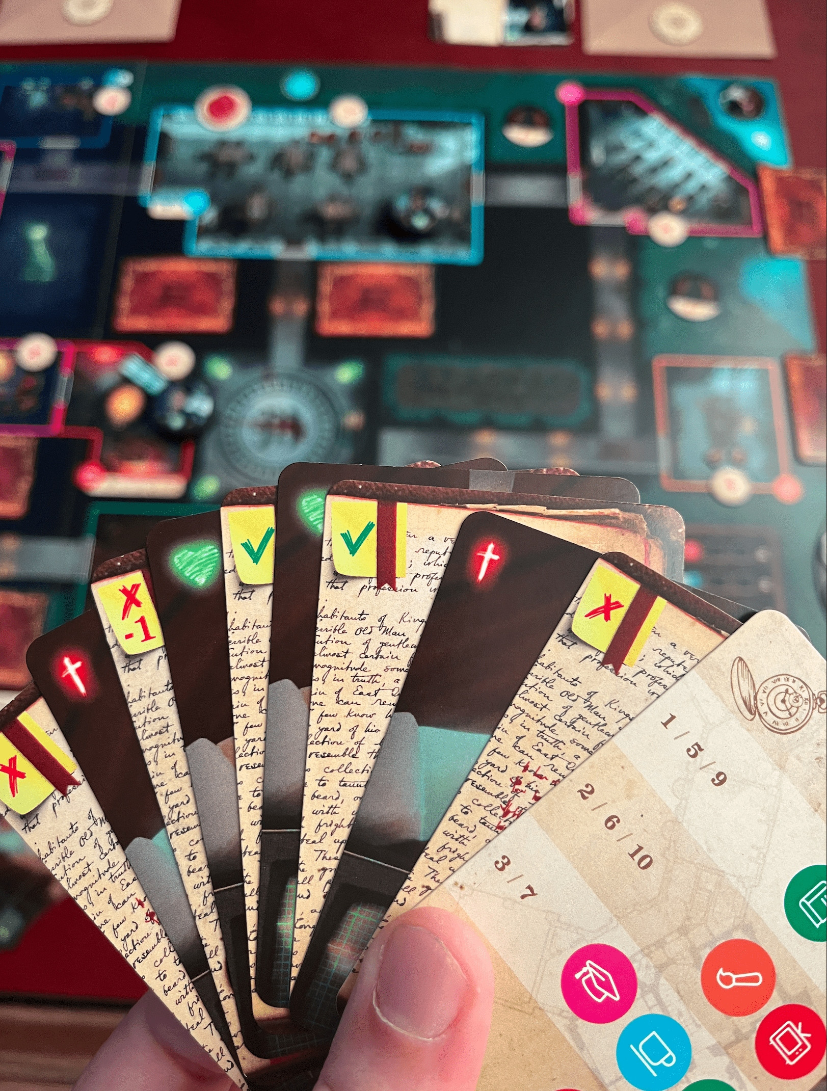 Mechanika gry: dedukcja, tajne role i współpraca