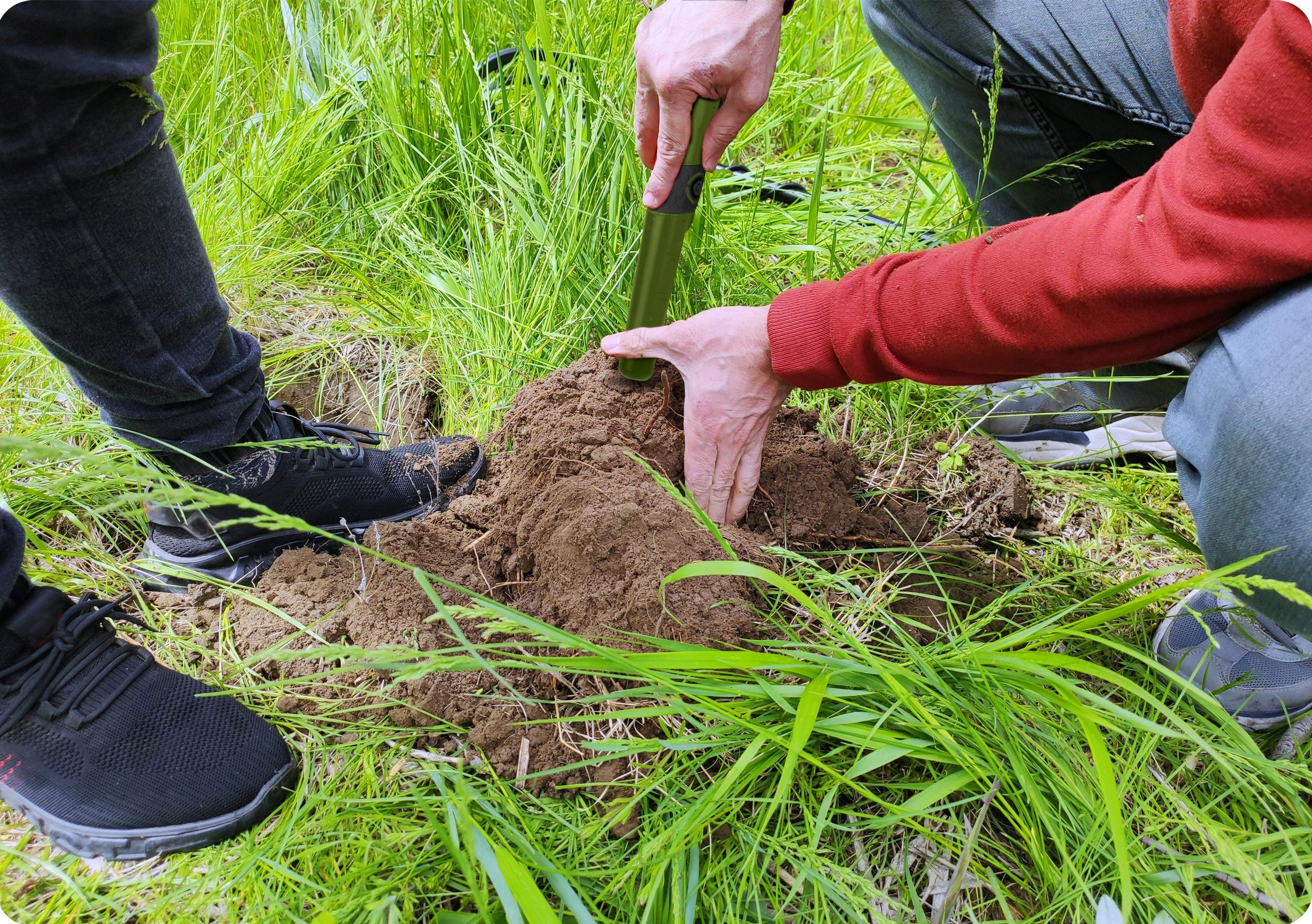 Wbudowane funkcje alarmowe i latarka LED