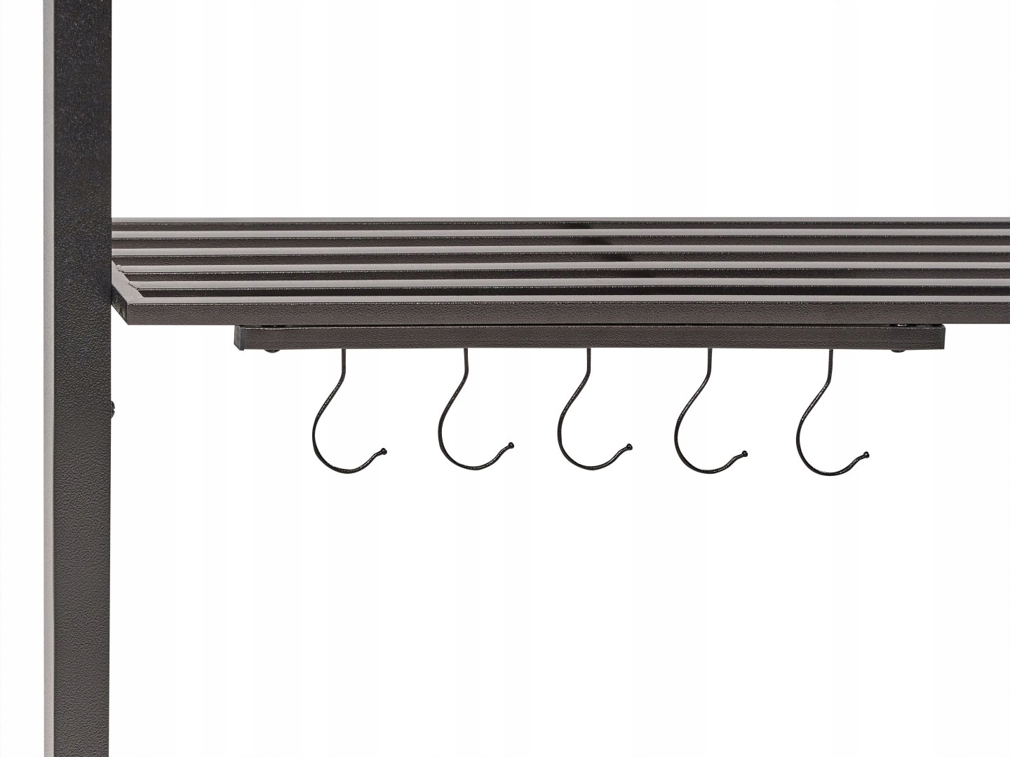 Metalowe półki i haczyki do przechowywania