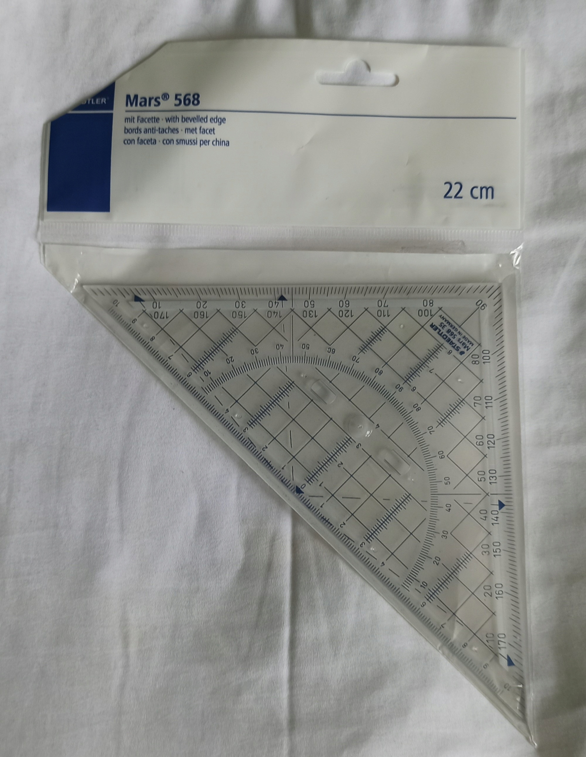 Przezroczysty materiał i ergonomiczny uchwyt