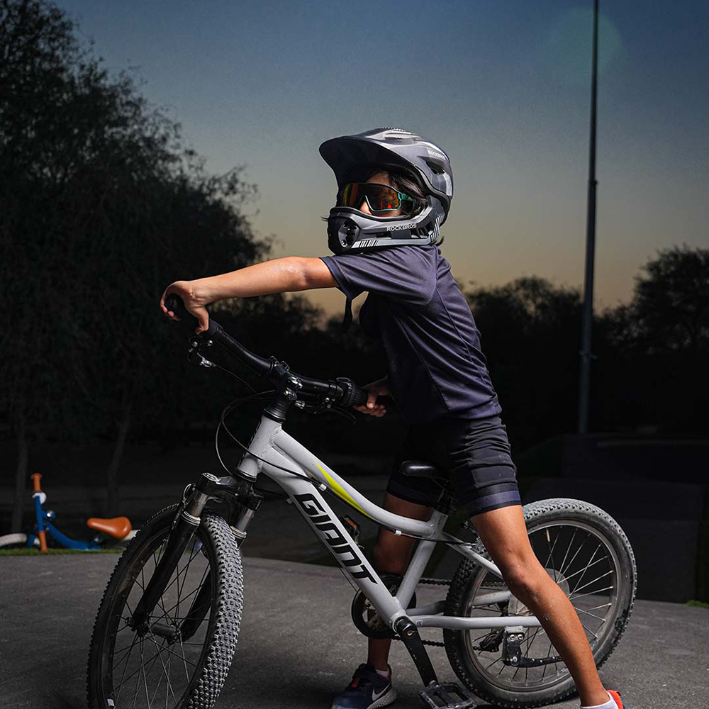 Chłopiec w kasku rowerowym Rockbros TT-32SBPP-S z odpinaną szczęką