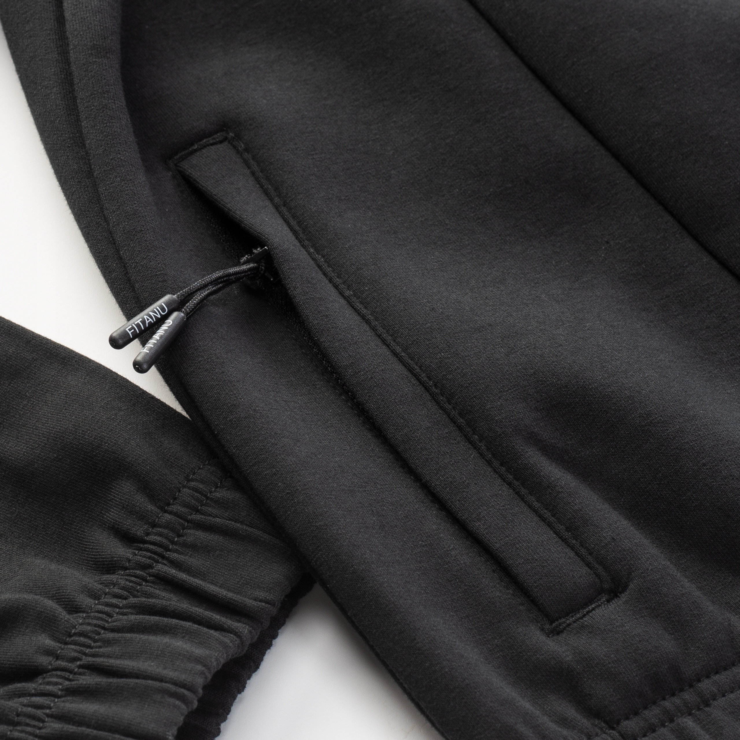 Funkcjonalność z zamkiem YKK® i kieszeniami na zamek