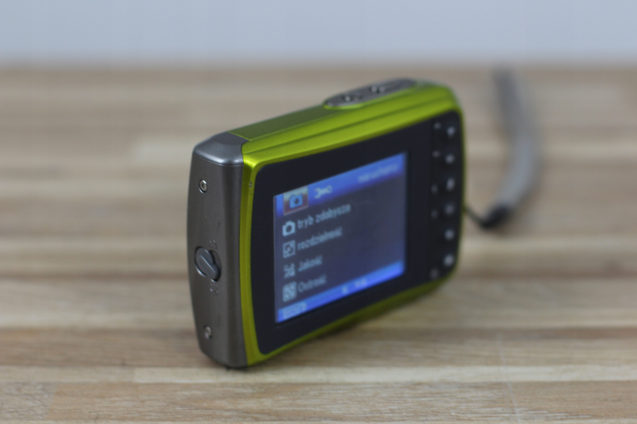 Wygodny ekran LCD o przekątnej 2,4 cala