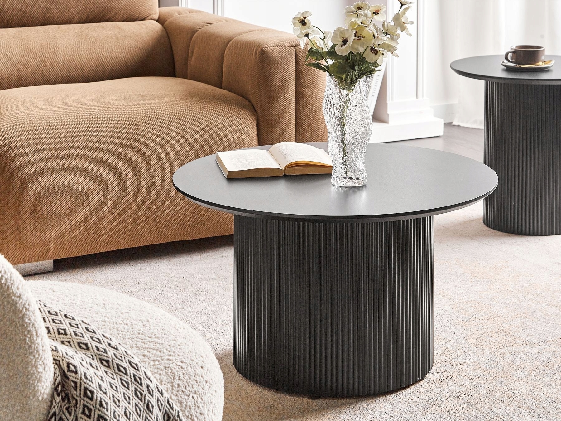 Wyjątkowy design i funkcjonalność stolika kawowego LEONA