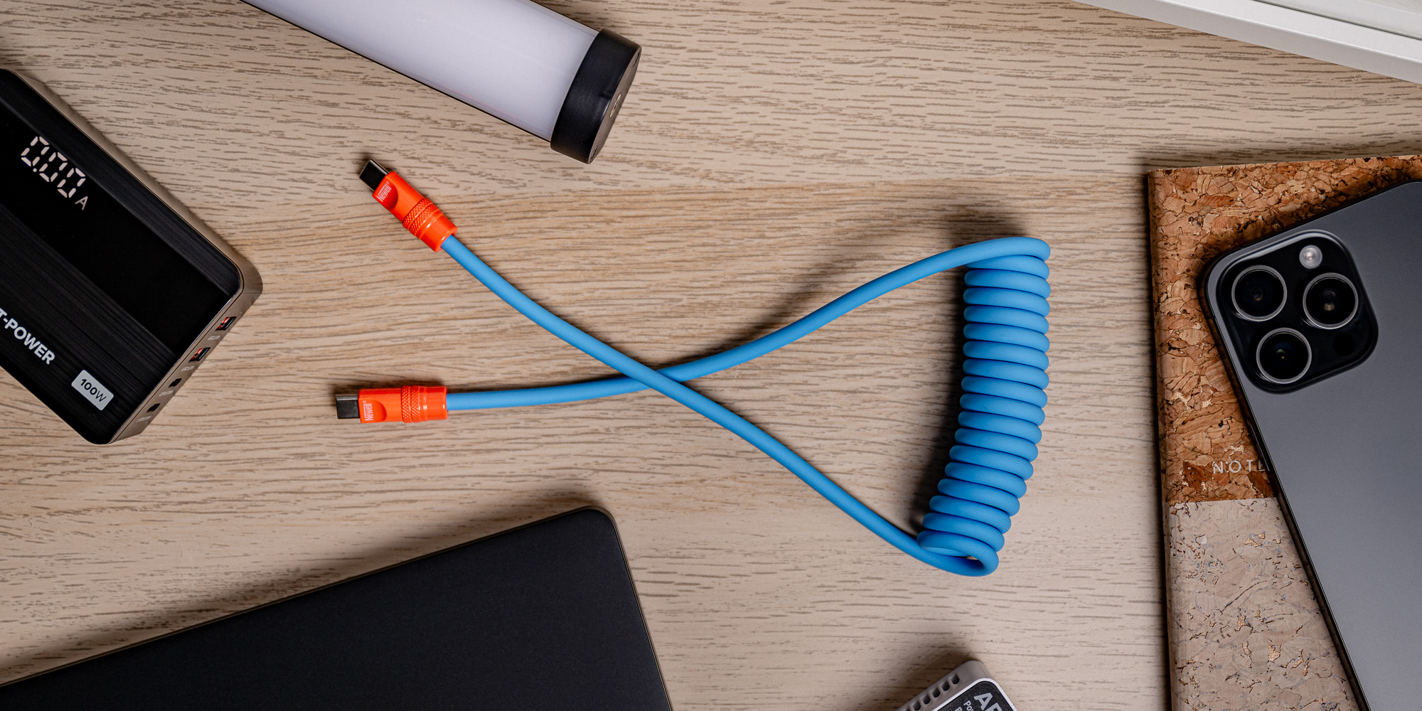 Kabel Newell USB-C - USB-C 100 W, 1,5 m, silikonowy, spiralny, niebiesko-pomarańczowy