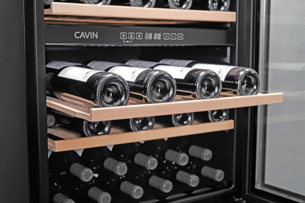 Szklane drzwi z ochroną UV i oświetleniem LED