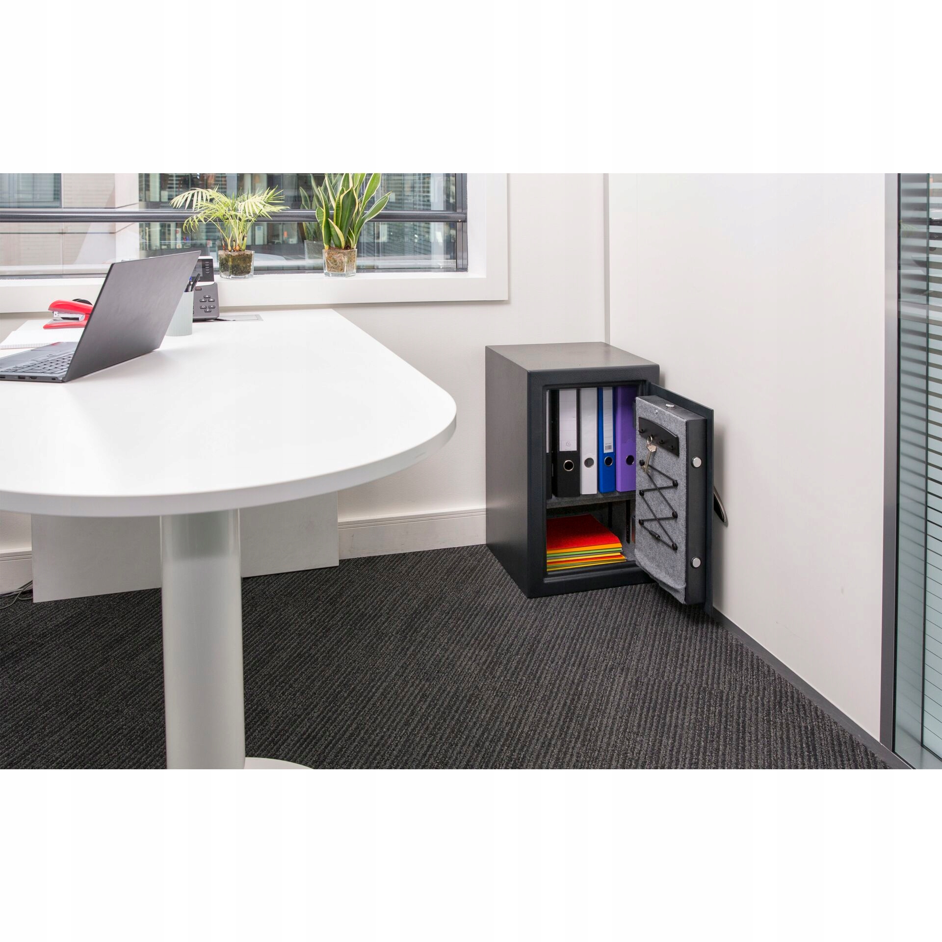 Duża pojemność – idealny do przechowywania dokumentów i wartościowych przedmiotów