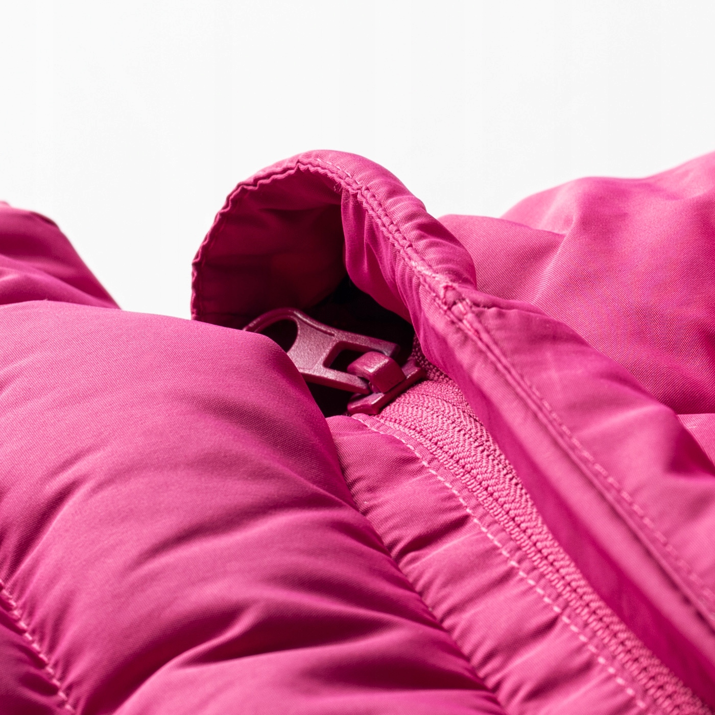 Odpinany kaptur i wysoki kołnierz – ochrona przed zimnem