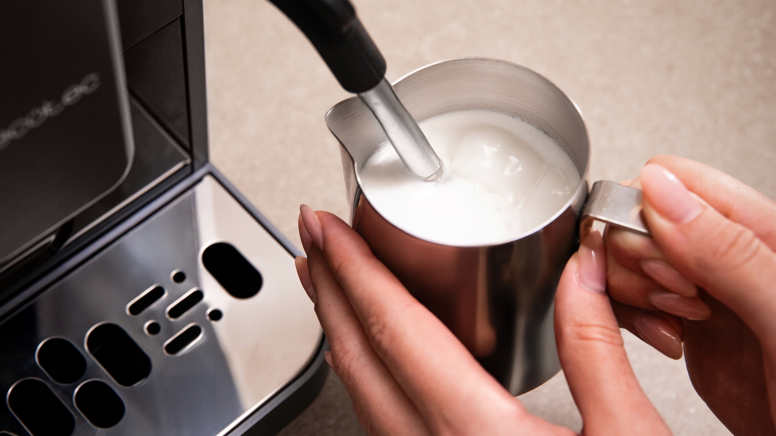 Zintegrowana dysza parowa – perfekcyjne cappuccino i latte