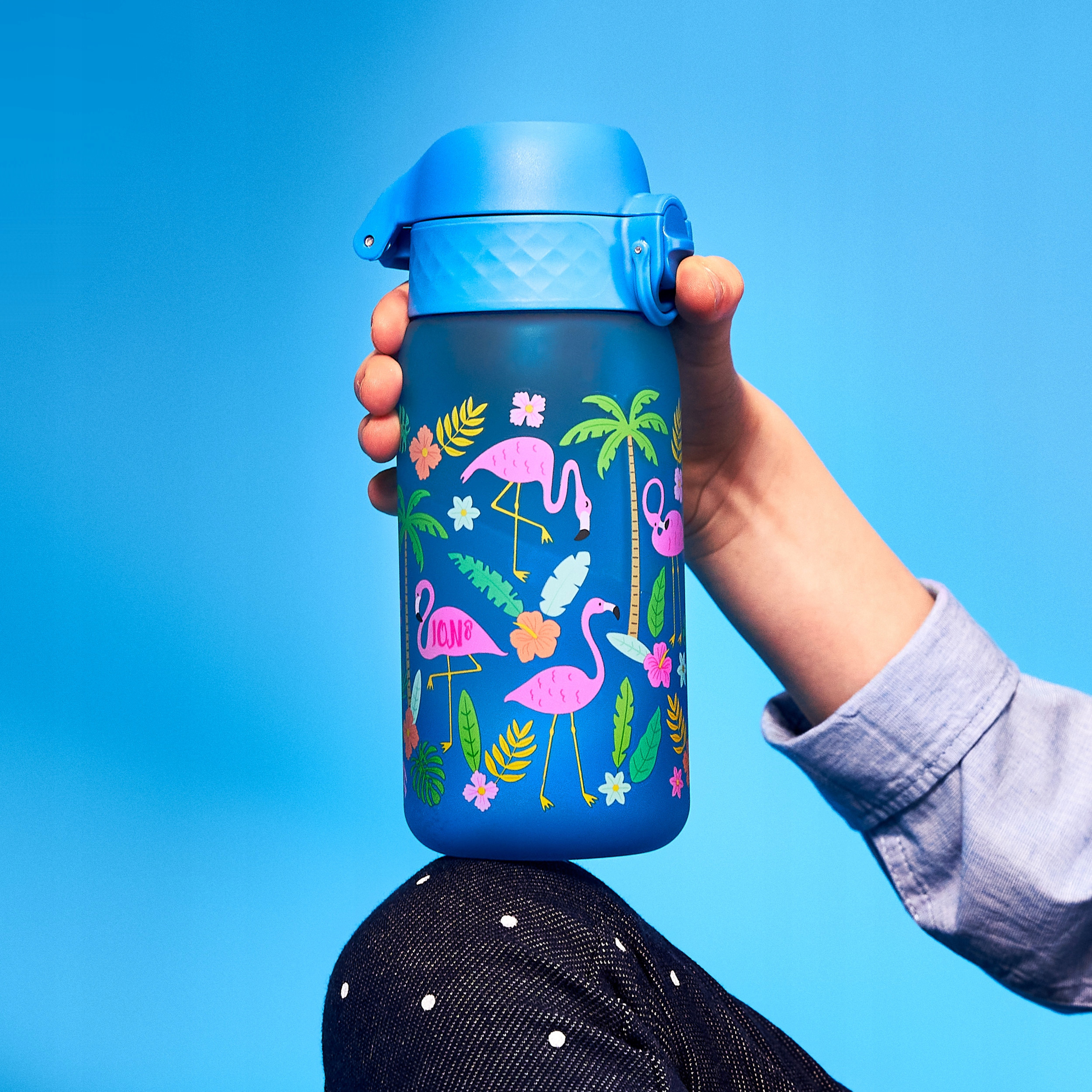 Przyjazna w podróży – Kompaktowe wymiary i zintegrowany uchwyt