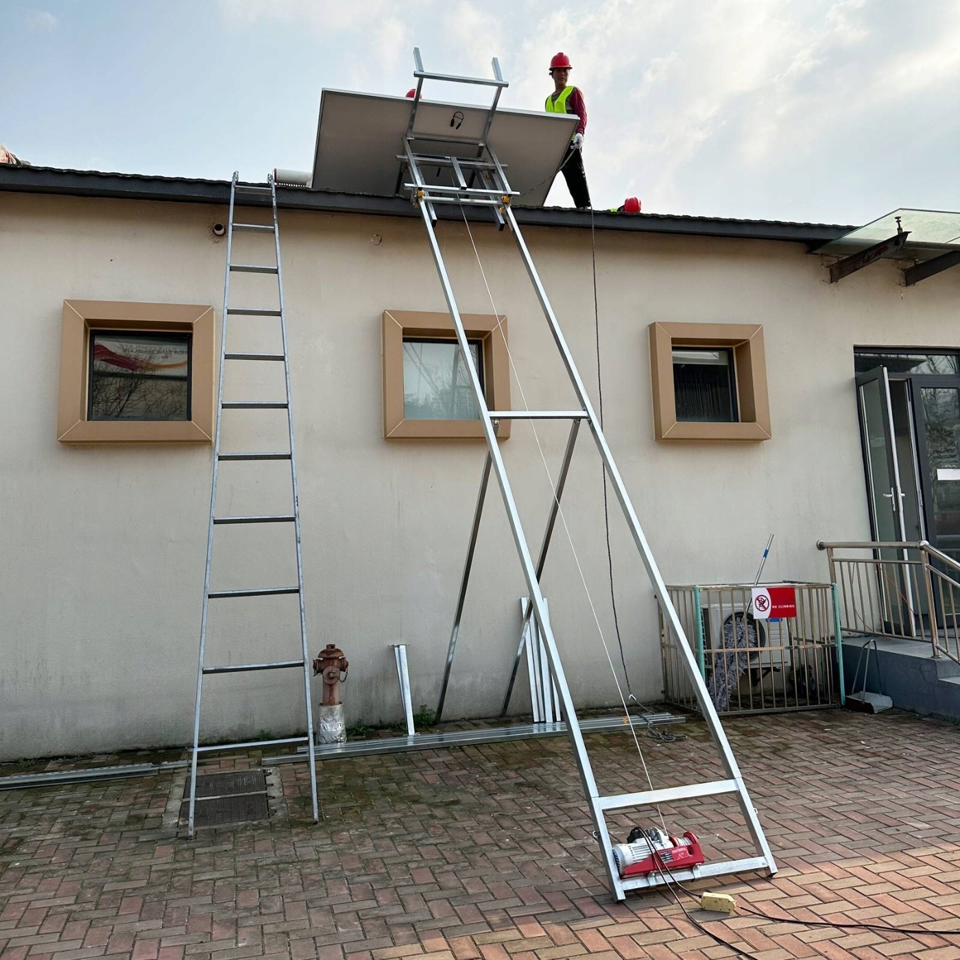 Pionowa konstrukcja – Doskonała do prac na dachach płaskich