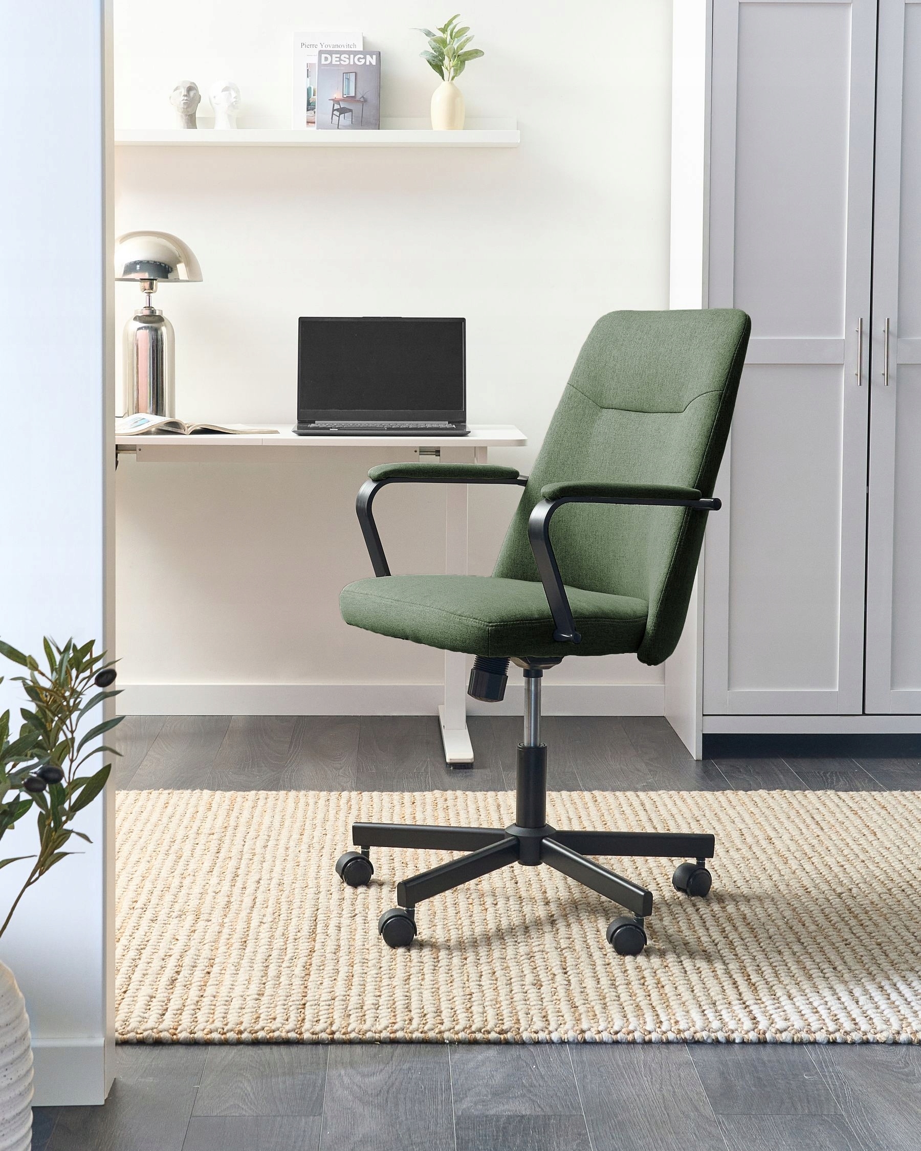 Funkcjonalność obrotowa i regulowana wysokość siedziska