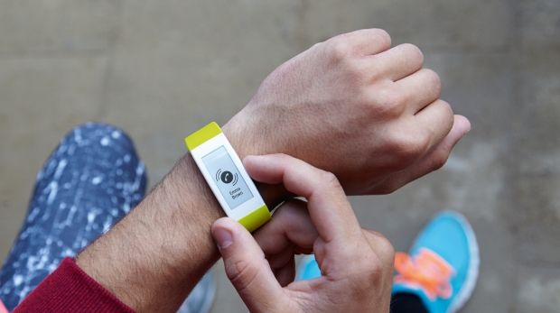 SmartBand Talk SWR30 obsługuje interakcję głosową.