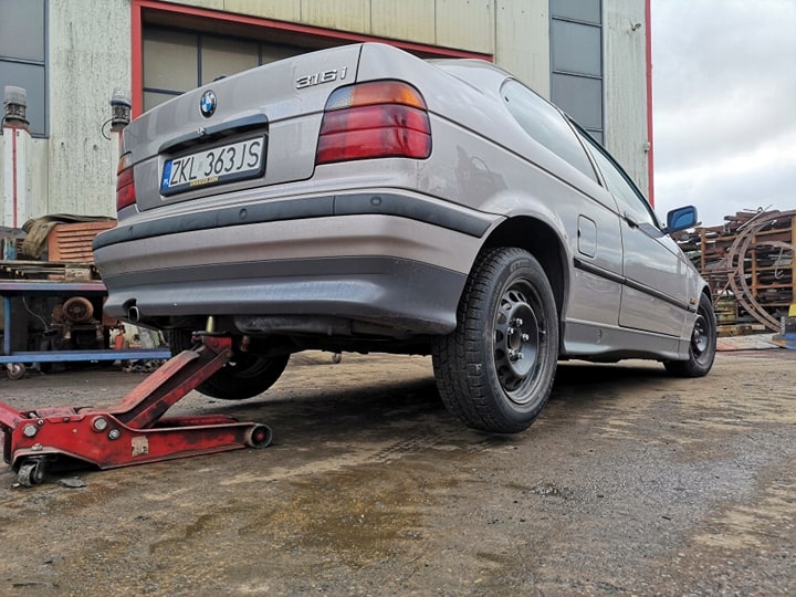 Ułatwienie serwisu i zmiany kół w BMW E36 Compact