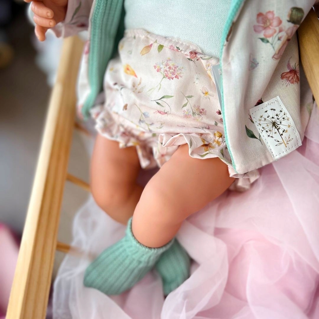 Stylizacja – Biało-miętowa bluzeczka, kwieciste spodenki i kurteczka z kapturem