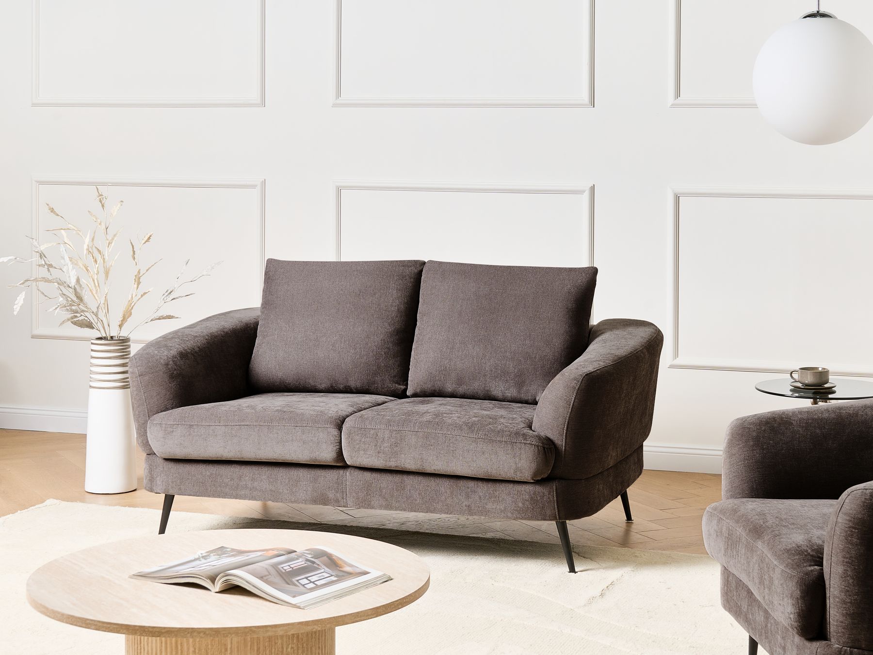 Sofa dla 2 osób Kjaer Szenil Beżowoszary – Elegancja i komfort w Twoim domu