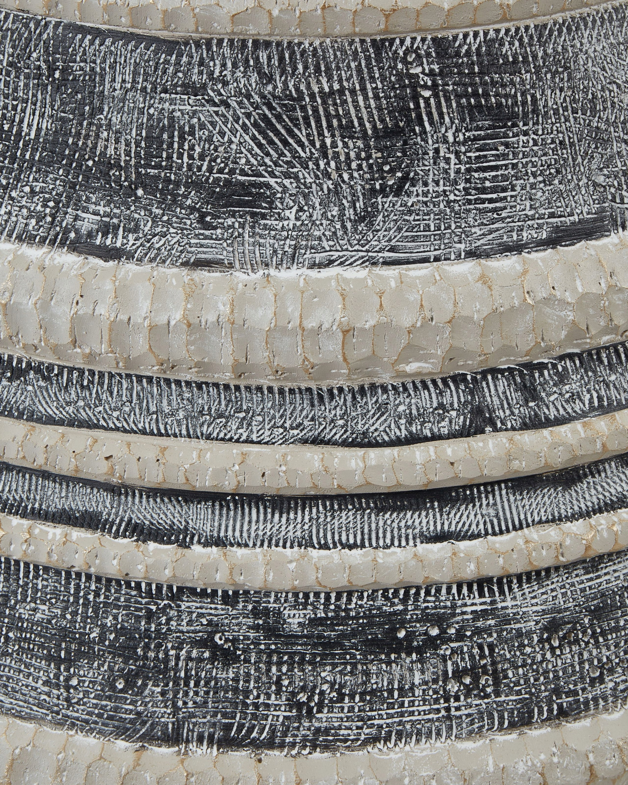 Ręcznie malowana ceramika i solidne drewniane nóżki