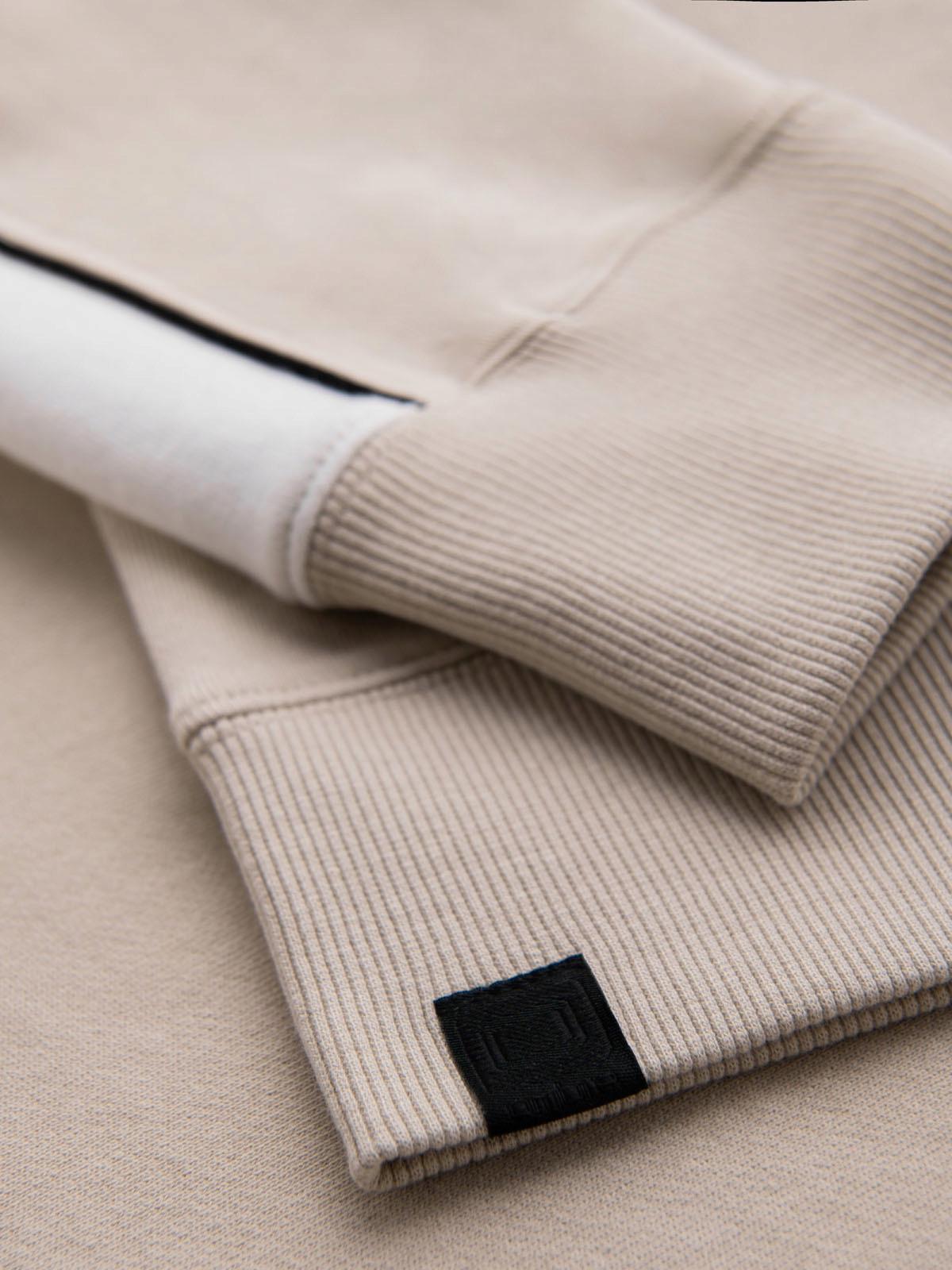 Kontrastowe detale i szerokie pasy – Wyrazisty design