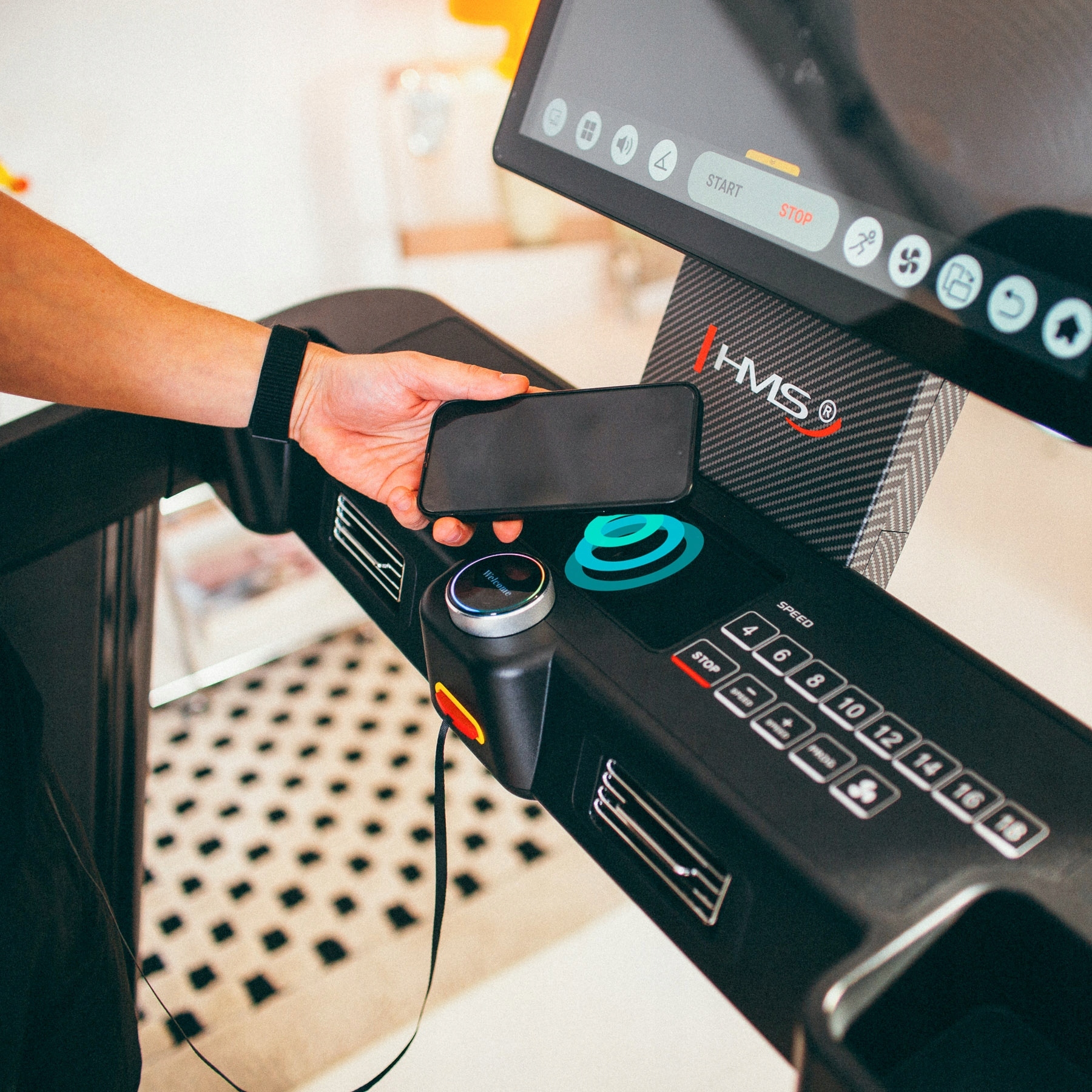 Ergonomiczny 21-calowy ekran TFT – centrum sterowania treningiem