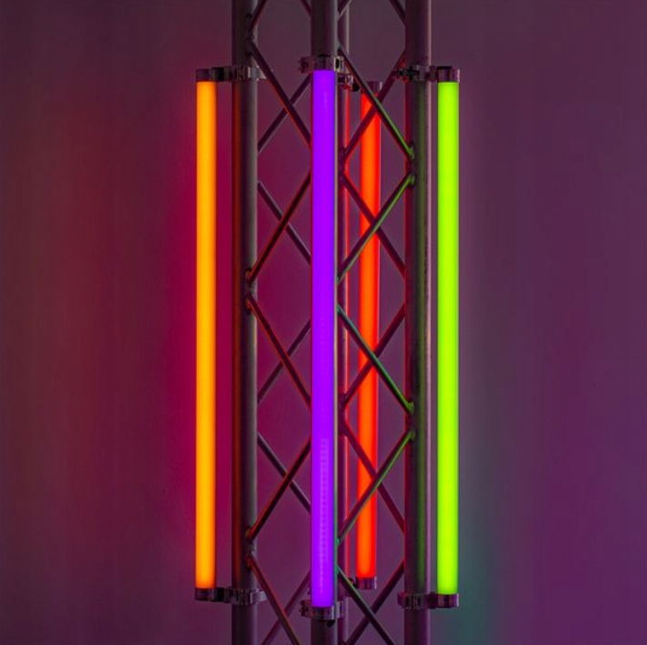 Efekty świetlne – 96 diod LED RGB WW i 32 niezależnie sterowane piksele
