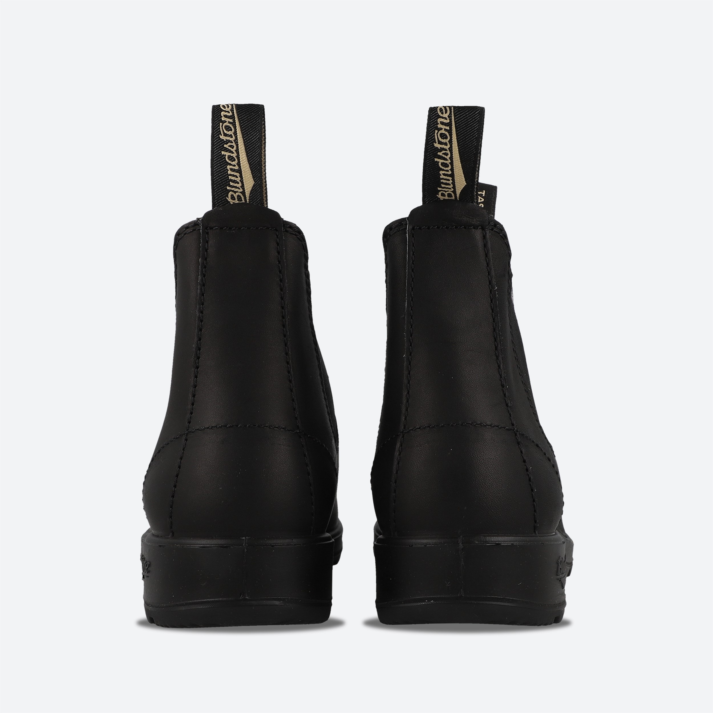 Klasyczny czarny kolor pasujący do każdej stylizacji