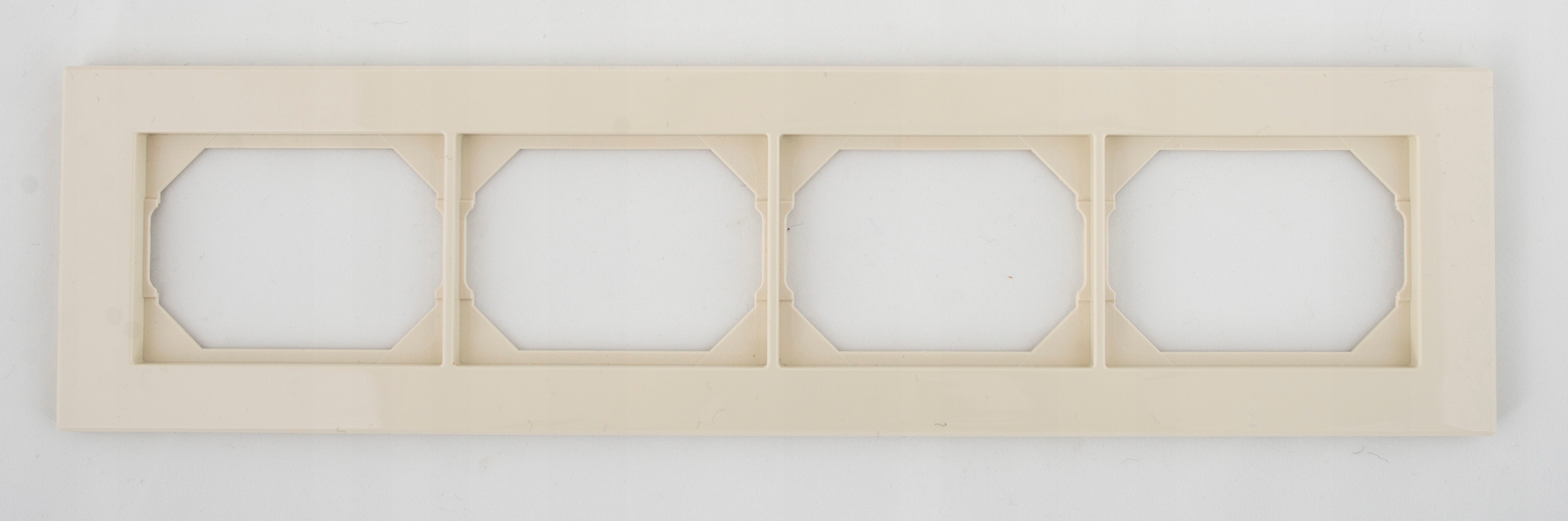 Ramka poczwórna plastikowa beżowa VILMA – Elegancja i funkcjonalność w Twoim domu