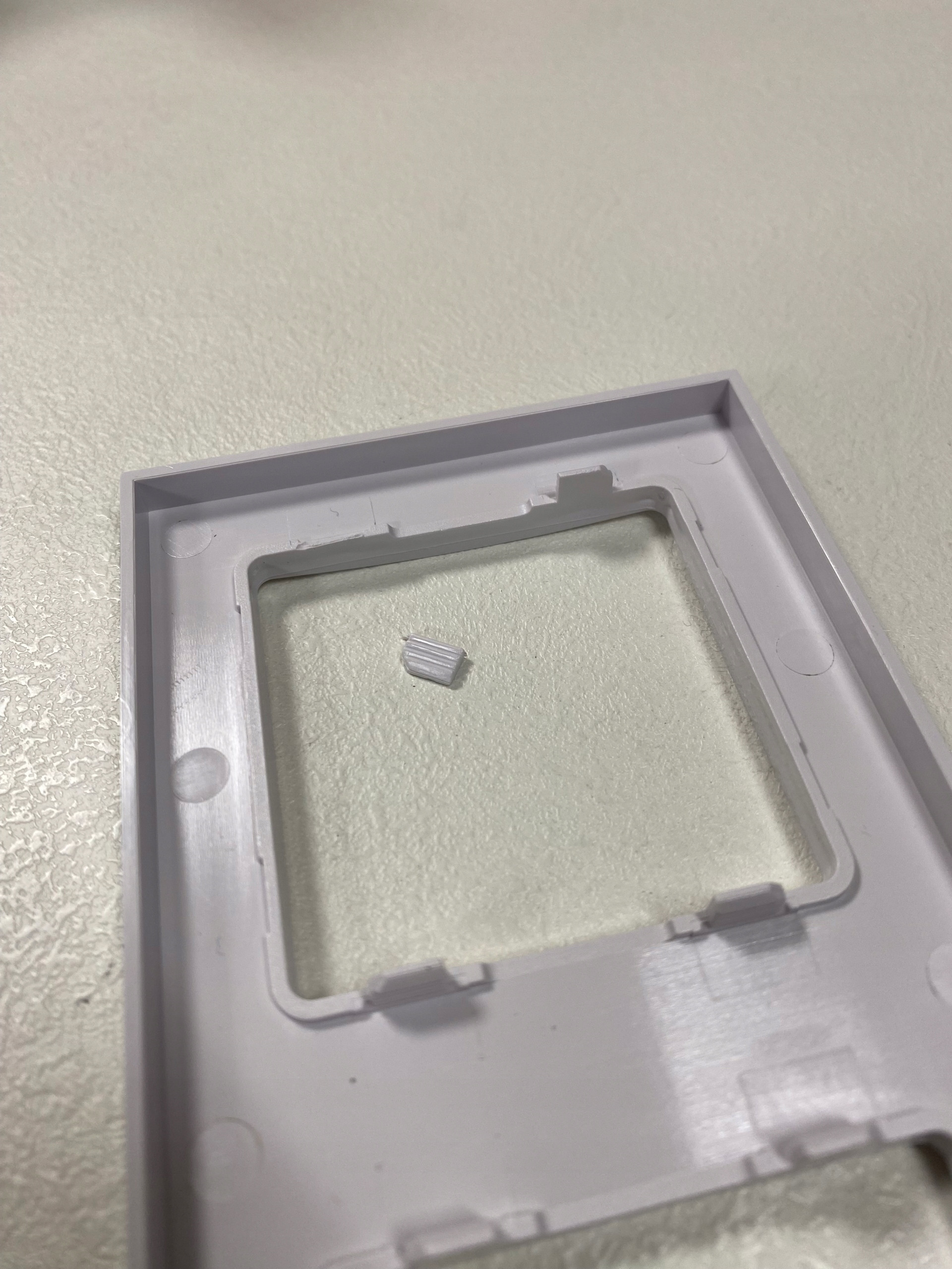 Łatwy montaż bezpośrednio na przycisku przełącznika