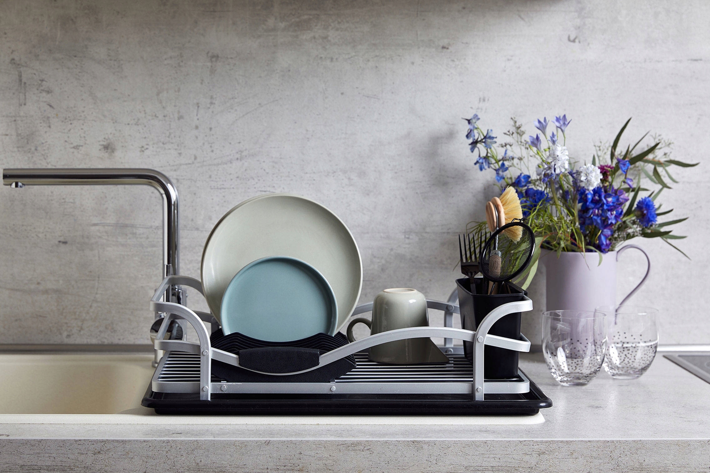 Wygodny stojak na talerze i pojemnik na sztućce