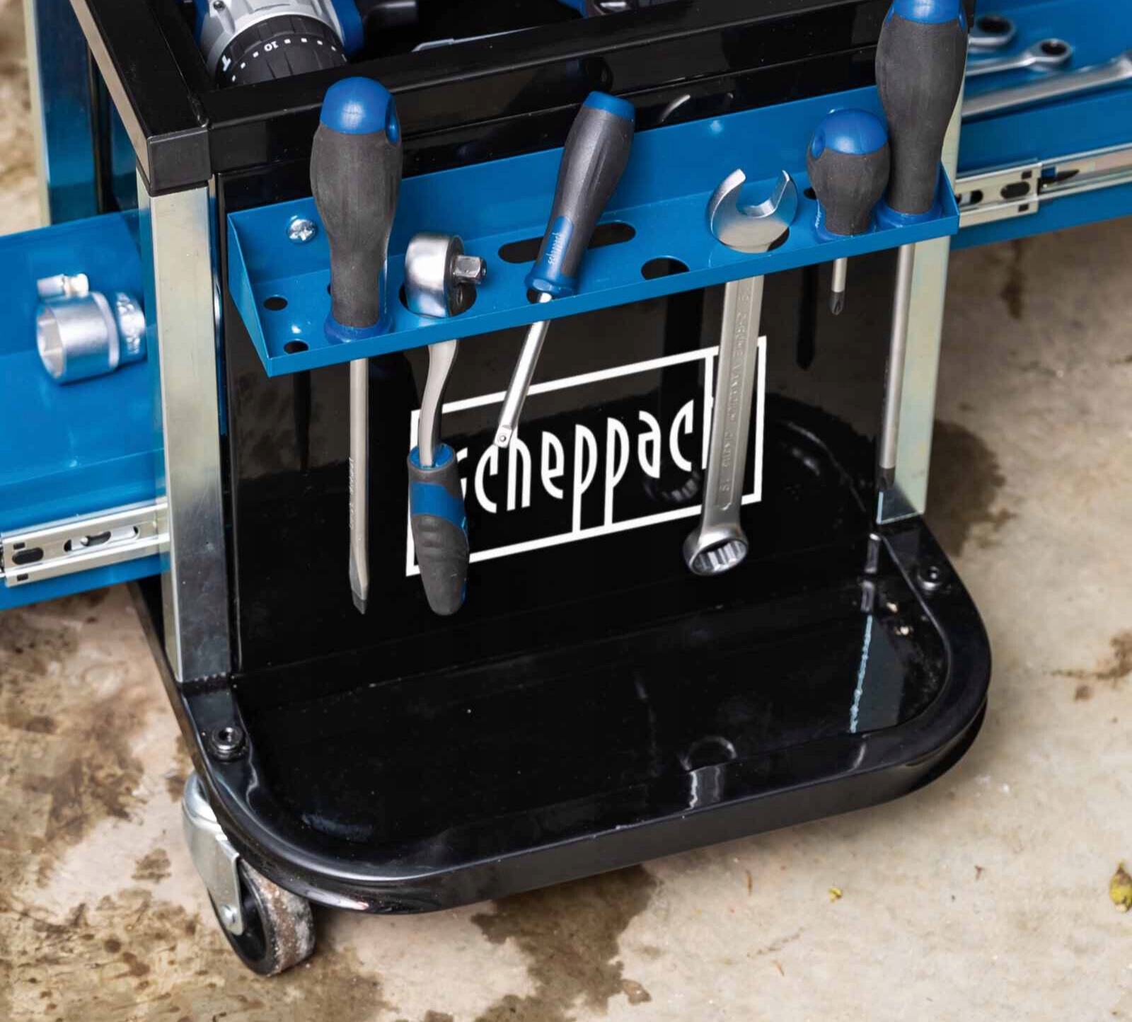 Przestronne szuflady i schowek na narzędzia