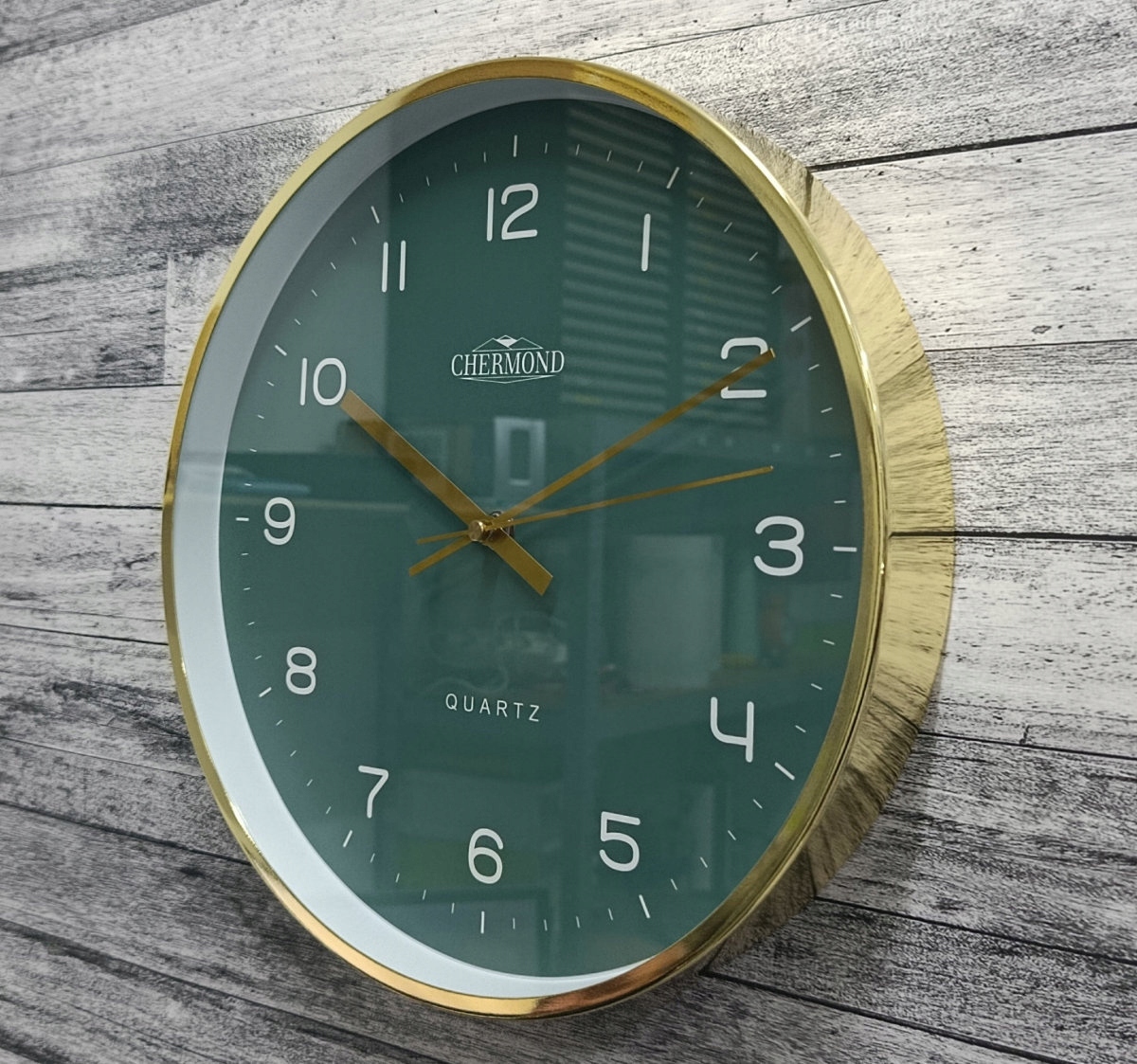 Wyraźna tarcza z czytelnymi cyframi arabskimi