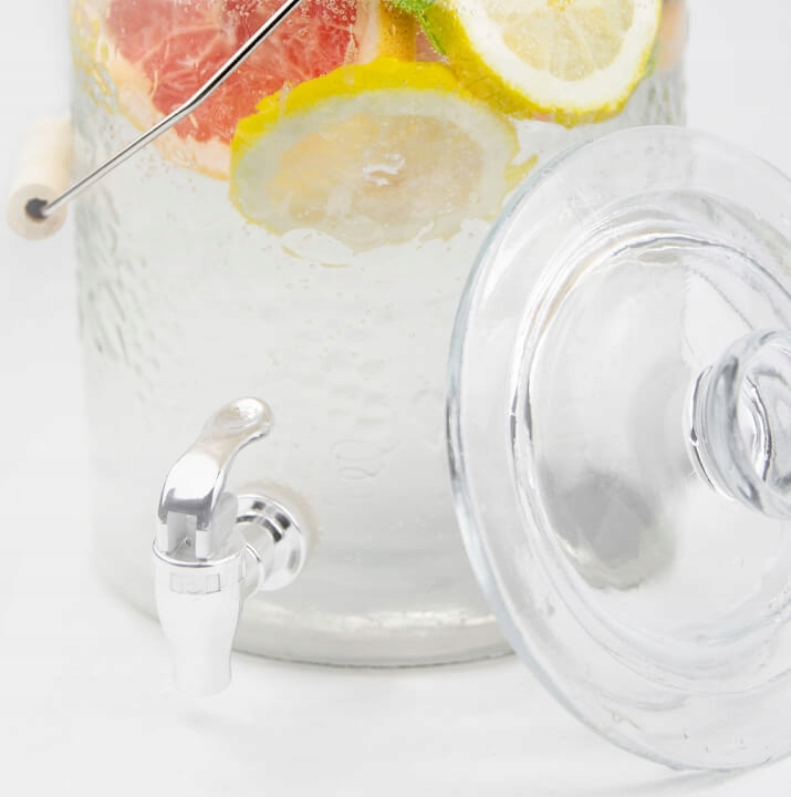 Stylowy sposób serwowania wody i lemoniady