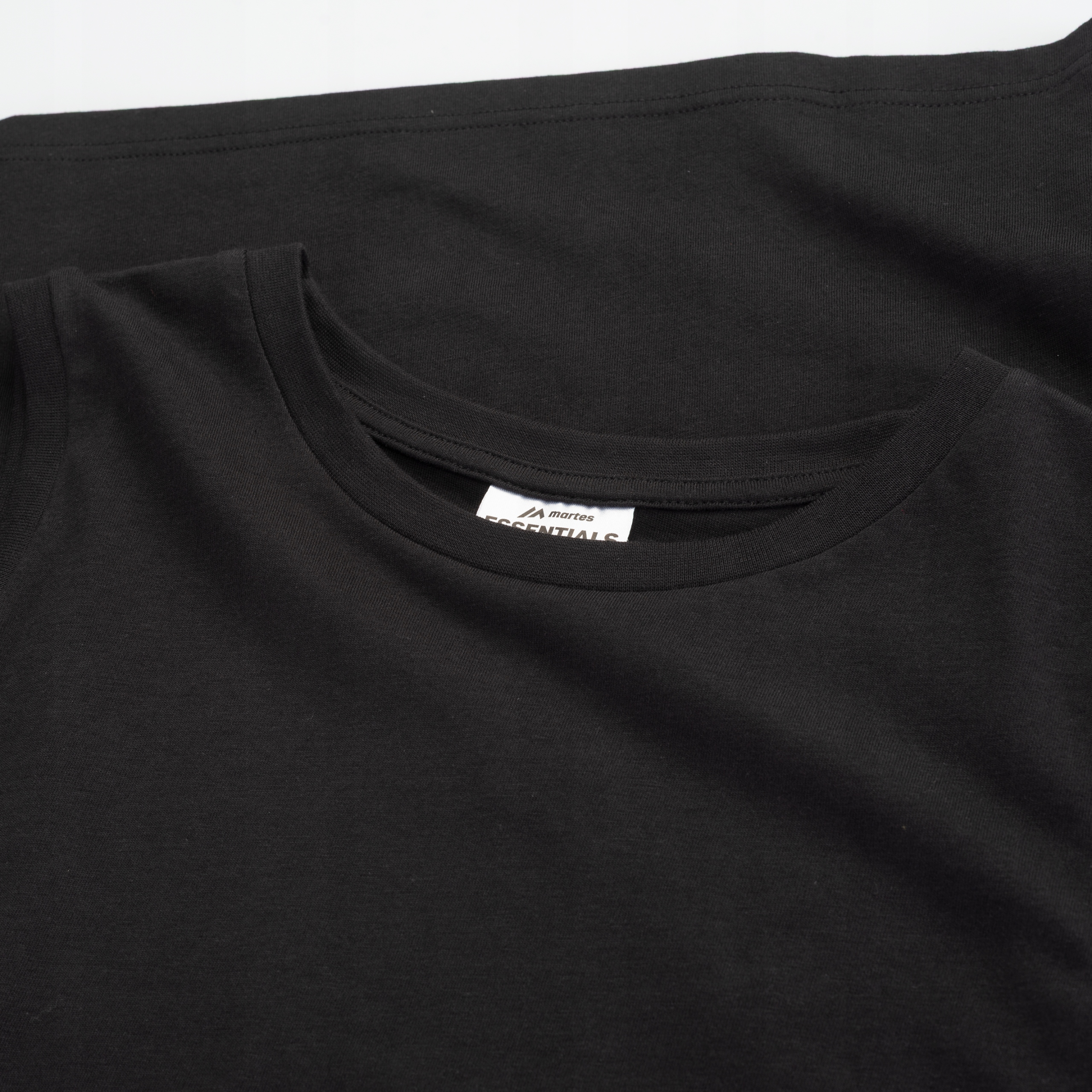 Przyjemny materiał i prosty krój dla aktywnych