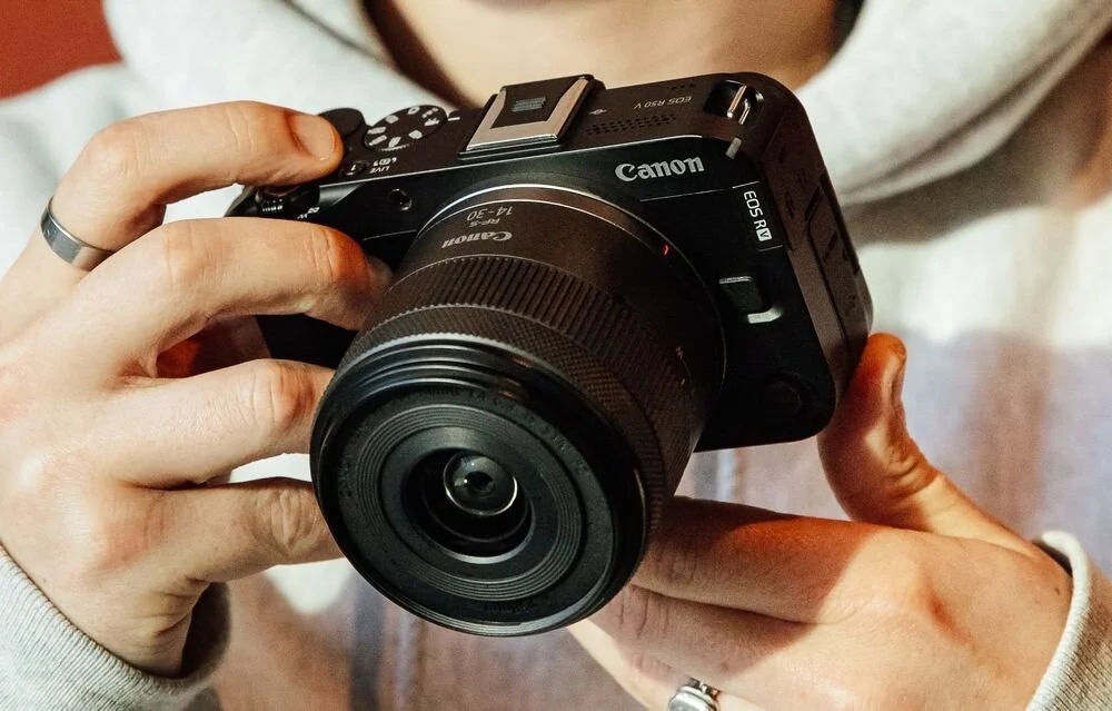 Canon Aparat bezlusterkowy EOS R50 V + RF-S 14-30 mm F4-6.3 IS STM PZ – Idealny dla twórców treści