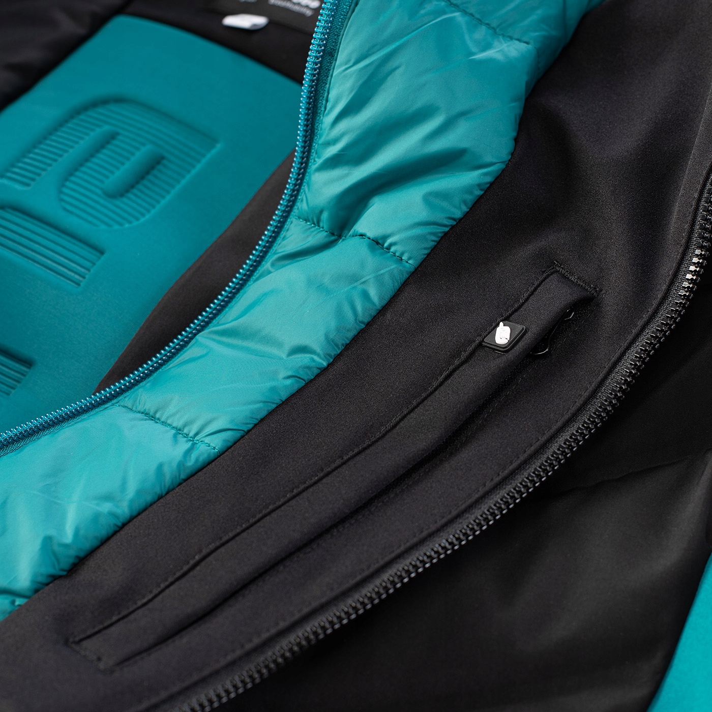 Funkcjonalne detale: pas przeciwśnieżny i kieszonka na skipass