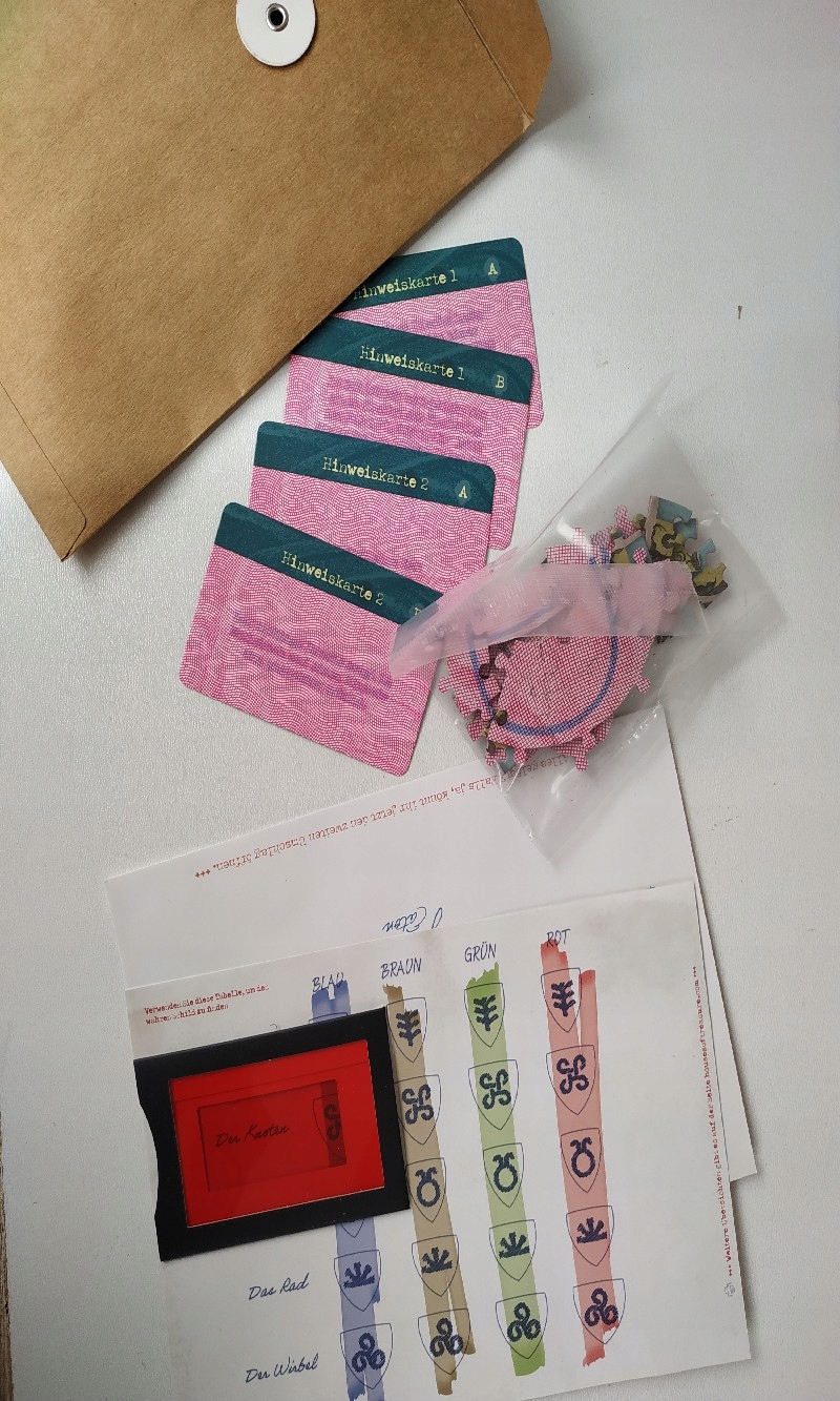 Zestaw zawierający różnorodne elementy do rozwiązywania zagadek