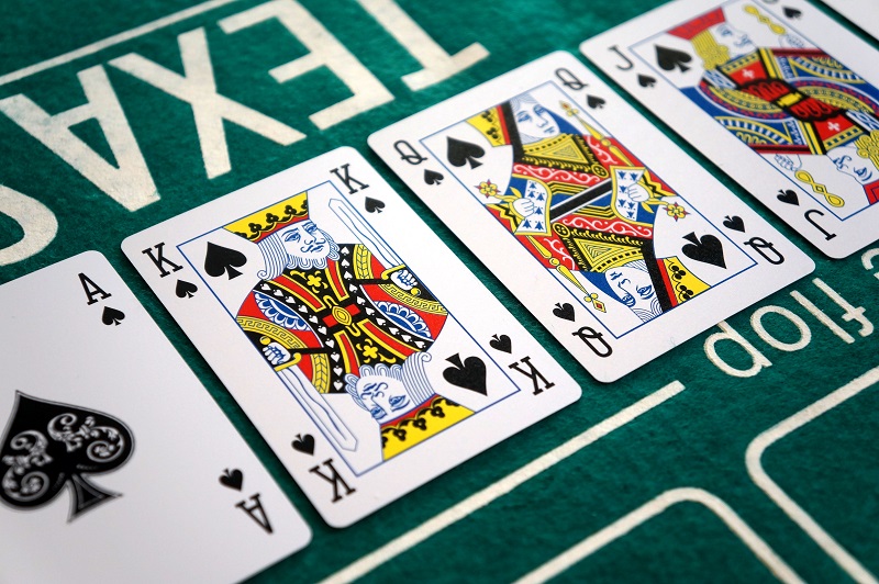 Komplet 2 talii kart w etui 100% plastik EDUKAMP – Idealna zabawa dla całej rodziny