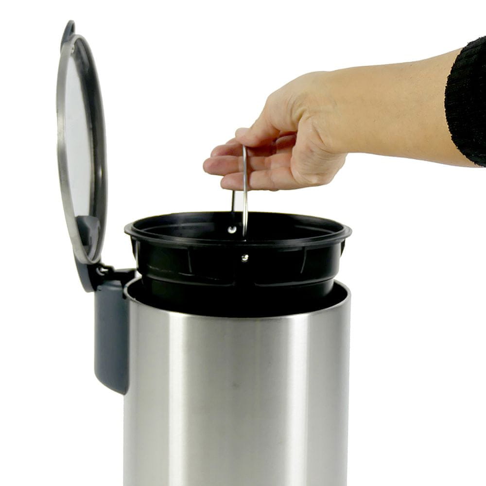 Praktyczne rozwiązania – Wewnętrzny pojemnik i blokada pokrywy