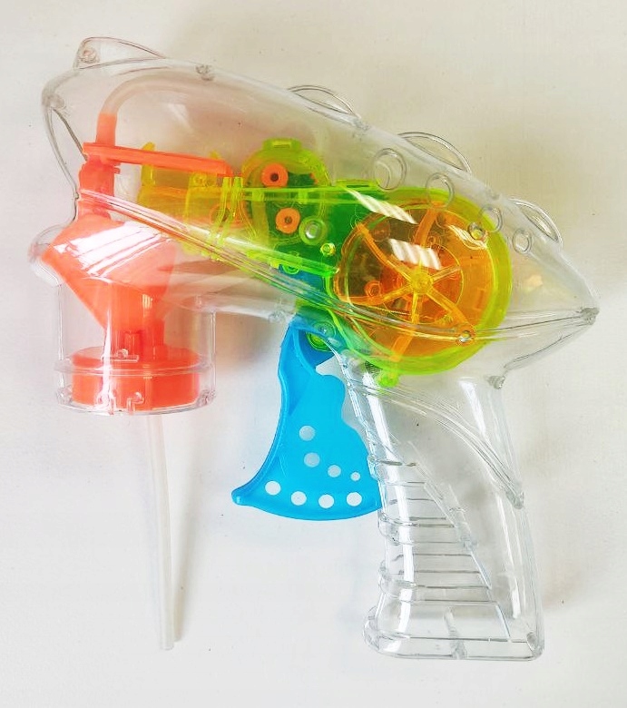 W zestawie: pistolet i płyn do baniek