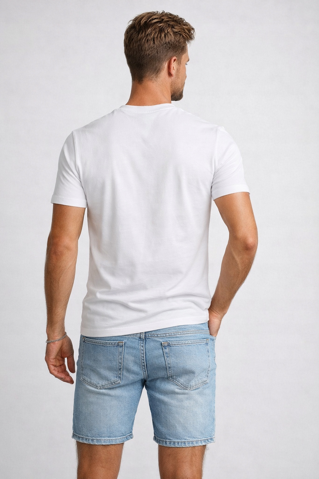 Doskonałe połączenie z szortami i jeansami – Modne stylizacje na lato