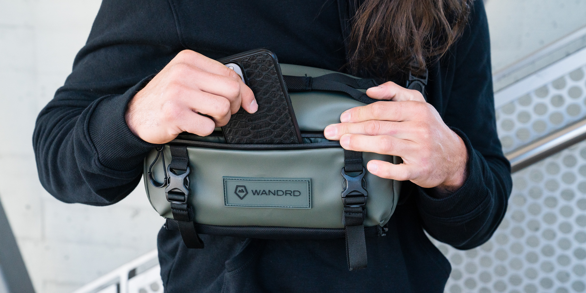 Torba fotograficzna Wandrd Rogue Sling 6 l - granatowa - Wygodny dostęp z każdej strony