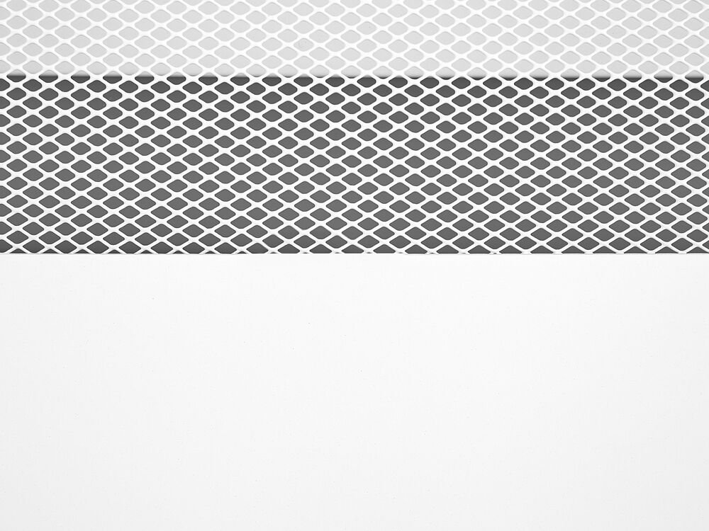 Industrialny design z drzwiczkami z metalowej siatki